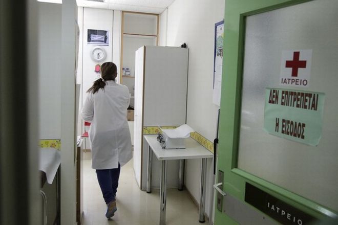 «Βολές» ΠΑΣΟΚ και ΣΥΡΙΖΑ για τα 25 ευρώ των νοσοκομείων