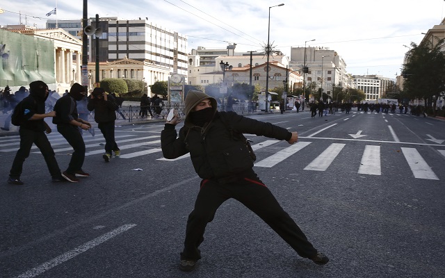 Economist: Υψηλός κίνδυνος κοινωνικής έκρηξης στην Ελλάδα