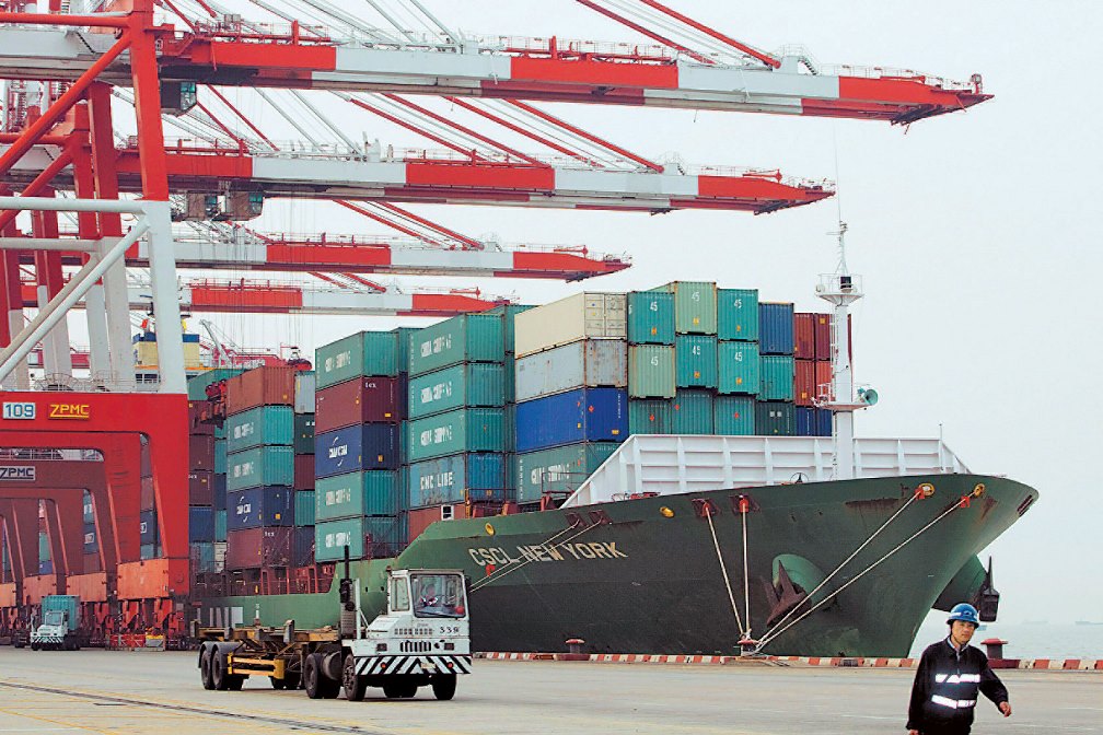 «Ποδαρικό» με πτώση για εισαγωγές και εξαγωγές το 2014