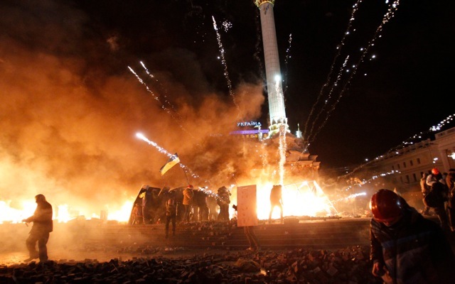 Αιματηρές ολονύχτιες συγκρούσεις στο Κίεβο – Δείτε τις φωτογραφίες