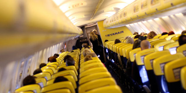 Ryanair: Πόσο κοστίζουν τα «δίδακτρα» για προσληφθεί κανείς