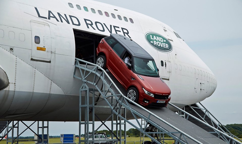 Βίντεο: Οδηγώντας ένα Range Rover μέσα από ένα Jumbo Jet