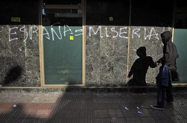 Σε επίπεδα – ρεκόρ η φτώχεια στην Ισπανία το 2013