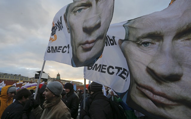 Ο Βλαντιμίρ Πούτιν παρέδωσε τα «σκήπτρα» της Κριμαίας