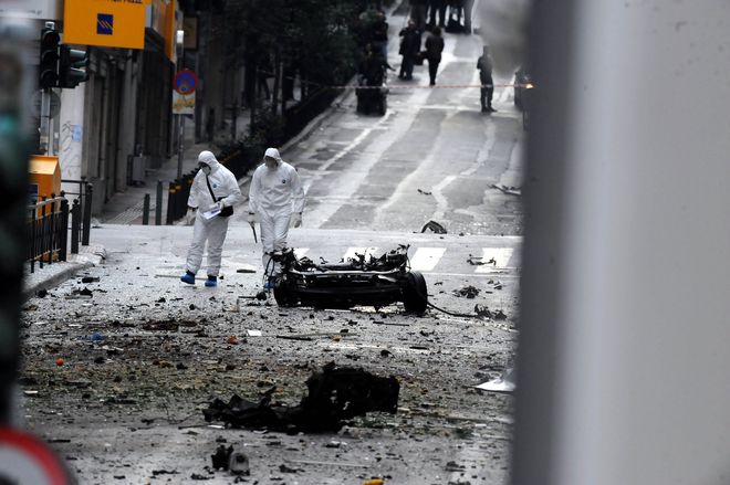 Αυτοκίνητο – βόμβα εξερράγη έξω από την ΤτΕ στο κέντρο της Αθήνας
