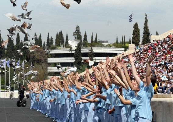 Βίντεο: Γιγαντιαίο περιστέρι κατέλαβε το κέντρο της Αθήνας