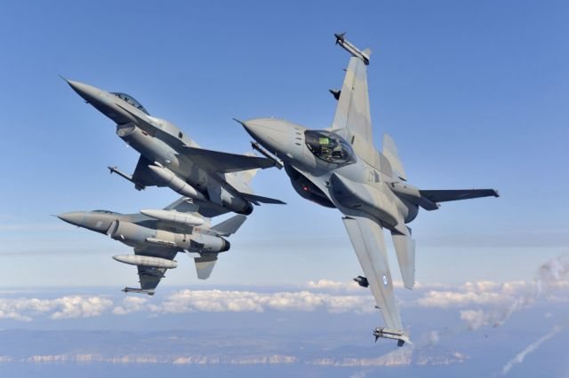 Τουρκικό F-16 πέταξε πολύ κοντά στο στρατιωτικό ελικόπτερο του Αρχηγού ΓΕΣ