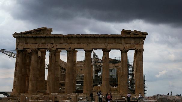 Bloomberg: H κρίση μετέτρεψε την Αθήνα σε «εκρηκτική ύλη»