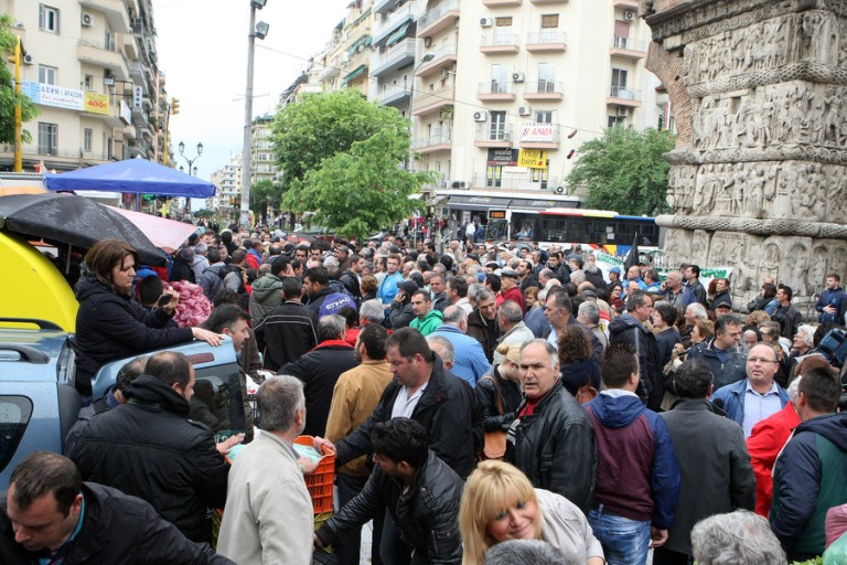 «Μάχη» για μια σακούλα φαγητό