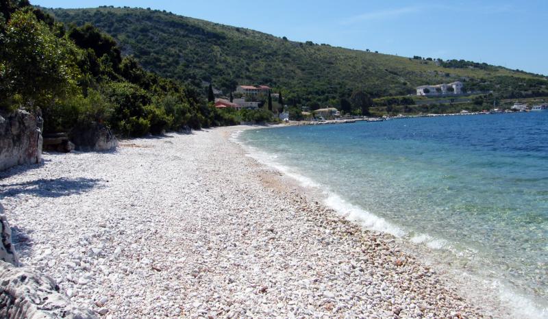 Πίσω ολοταχώς από την κυβέρνηση για τις παραλίες