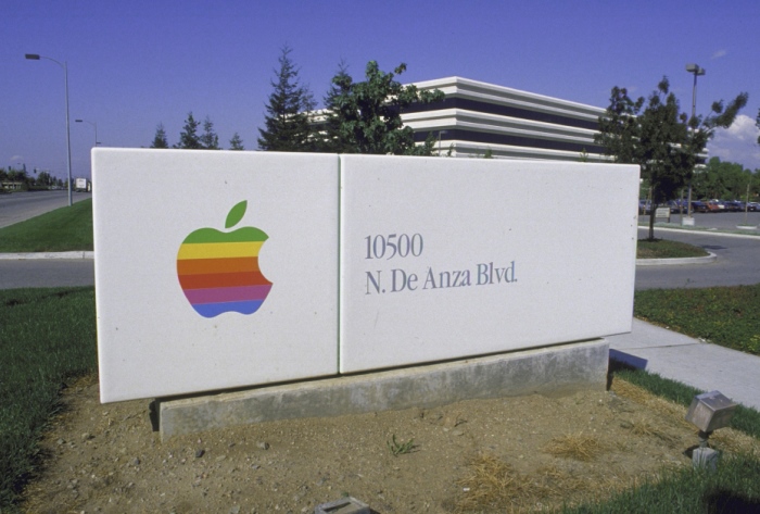 Πωλούνται τα «μήλα» της Apple