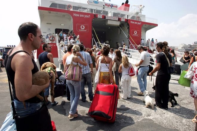 Λιγότερα κατά 400.000 τα δωρεάν εισιτήρια για διακοπές