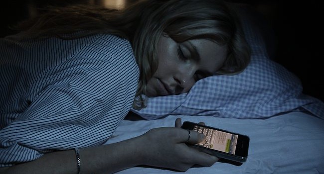 Πως τα κινητά «καταστρέφουν» τον ύπνο σας;