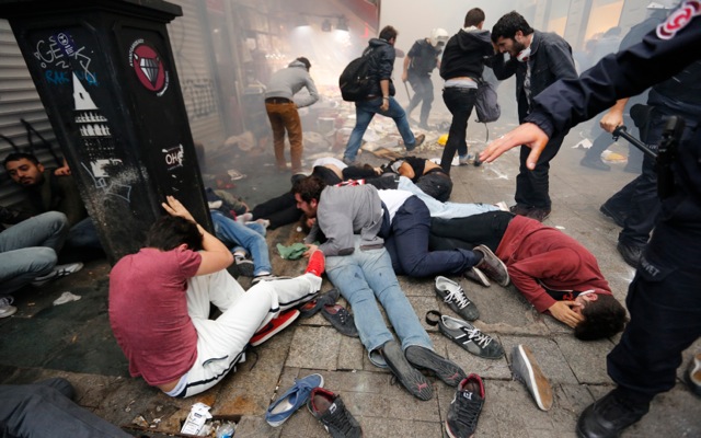 Στα δακρυγόνα «πνίγηκε» άλλη μια διαδήλωση στην Τουρκία