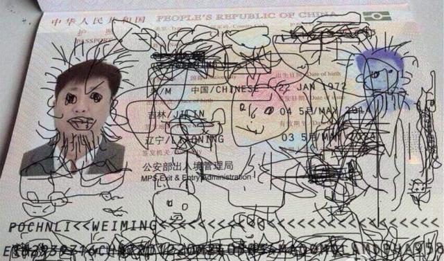 Ένα ζωγραφισμένο διαβατήριο τον κράτησε «αιχμάλωτο» στο αεροδρόμιο
