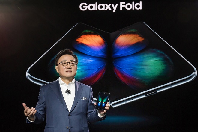 Samsung Galaxy Fold: Καθυστερεί η κυκλοφορία του «πτυσσόμενου κινητού» μετά τα προβλήματα στην οθόνη