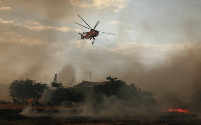 Εκτός ελέγχου η φωτιά στον Κιθαιρώνα εν μέσω πολύ ισχυρών ανέμων