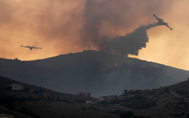 Σε ύφεση η μεγάλη πυρκαγιά στην Κερατέα