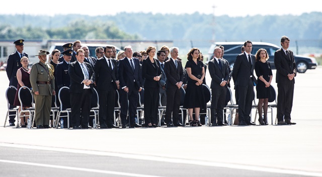 Άλλες 74 σοροί θυμάτων της πτήσης MH17 έφθασαν στο Αϊντχόβεν
