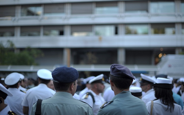 Βίντεο: Διαμαρτυρία των ενστόλων έξω από το υπουργείο Οικονομικών