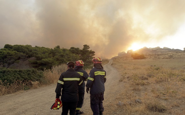 Μεγάλη πυργκαγιά στα Δερβενοχώρια – Κατέπεσε πυροσβεστικό αεροσκάφος