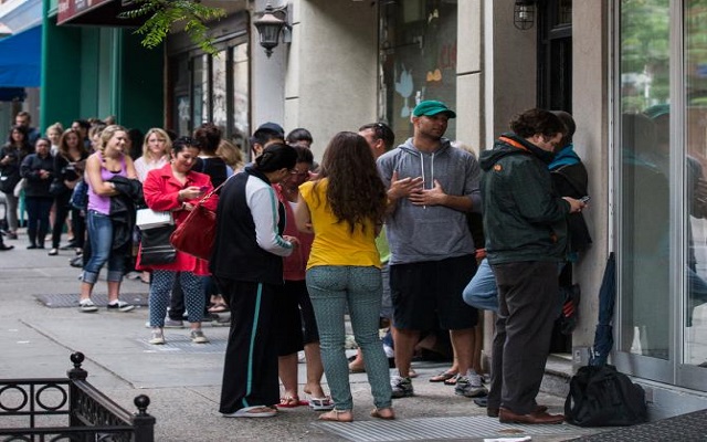 Κέρδη περιμένοντας στην… ουρά πολυκαταστημάτων