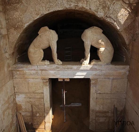 Αποκαλύφθηκε η πρόσοψη του ταφικού μνημείου στην Αμφίπολη
