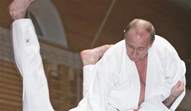 Μέσα στο χάος της Ουκρανίας ο Πούτιν κινείται σαν μάστερ του τζούντο