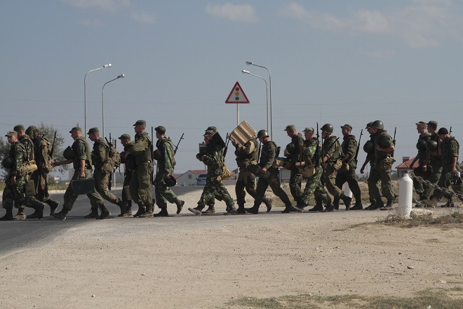 Συγκέντρωση Ρώσων στρατιωτών στα σύνορα της Κριμαίας καταγγέλει το Κίεβο