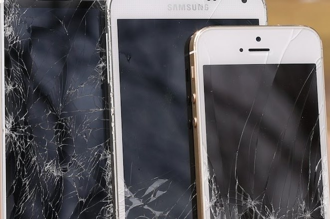 Οι Έλληνες πλήρωσαν 700 εκατ. ευρώ για να αντικαταστήσουν smartphones!