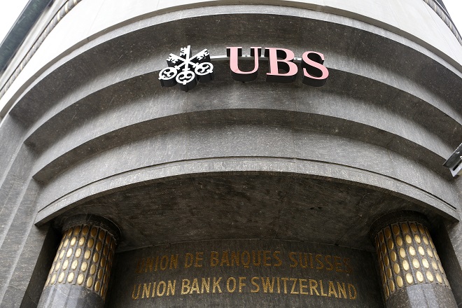 «Εισβολή» στα γραφεία της UBS στην Αθήνα – Στοιχεία για 200 μεγαλοκαταθέτες