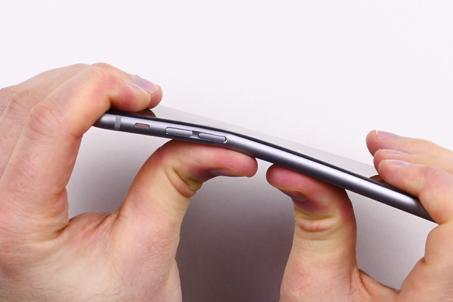 Ο Γιούρι Γκέλερ προσπαθεί να λυγίσει το iPhone 6