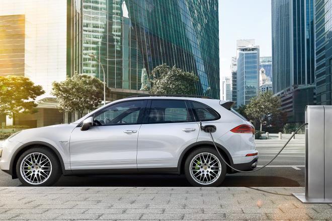 Η Porsche βάζει την Cayenne στην πρίζα