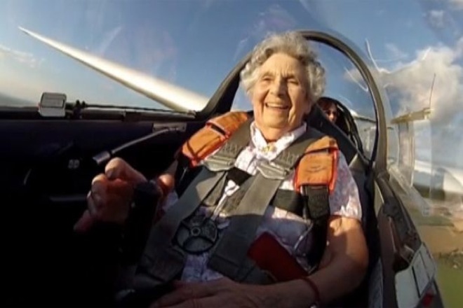 Γενέθλια με τούμπα στον αέρα για 100χρονη Βρετανίδα
