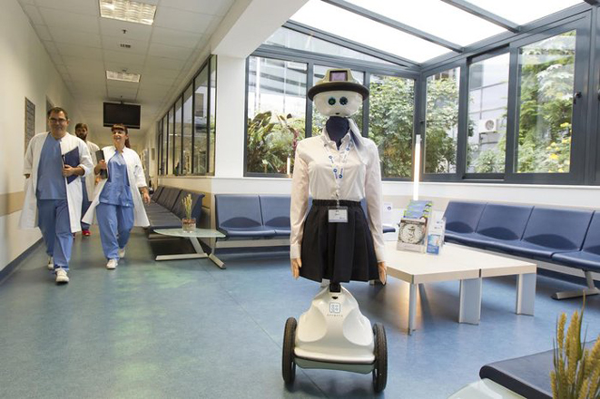 Το ρομπότ που υποδέχεται τους ασθενείς του «ΥΓΕΙΑ»