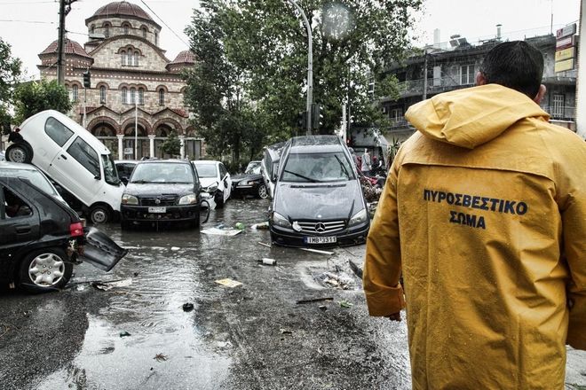 Εικόνες χάους στην Αττική από τη σφοδρή νεροποντή