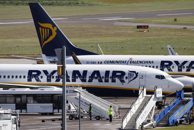 Επιβάτης της Ryanair απηύδησε και κατέβηκε από το… φτερό του αεροπλάνου!