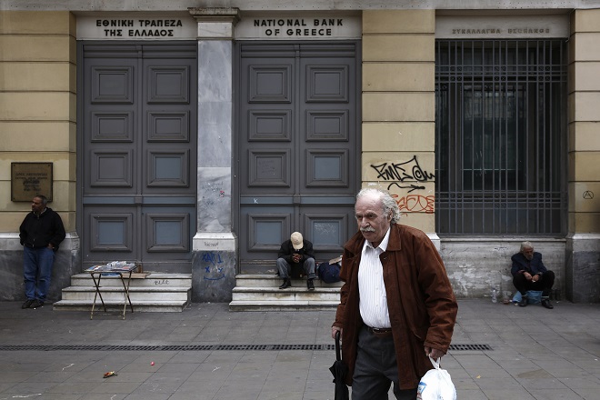 Μεταξύ φτώχειας και χρέους το 1/3 των Ελλήνων – «Σωσίβιο» οι συντάξεις για τα νοικοκυριά