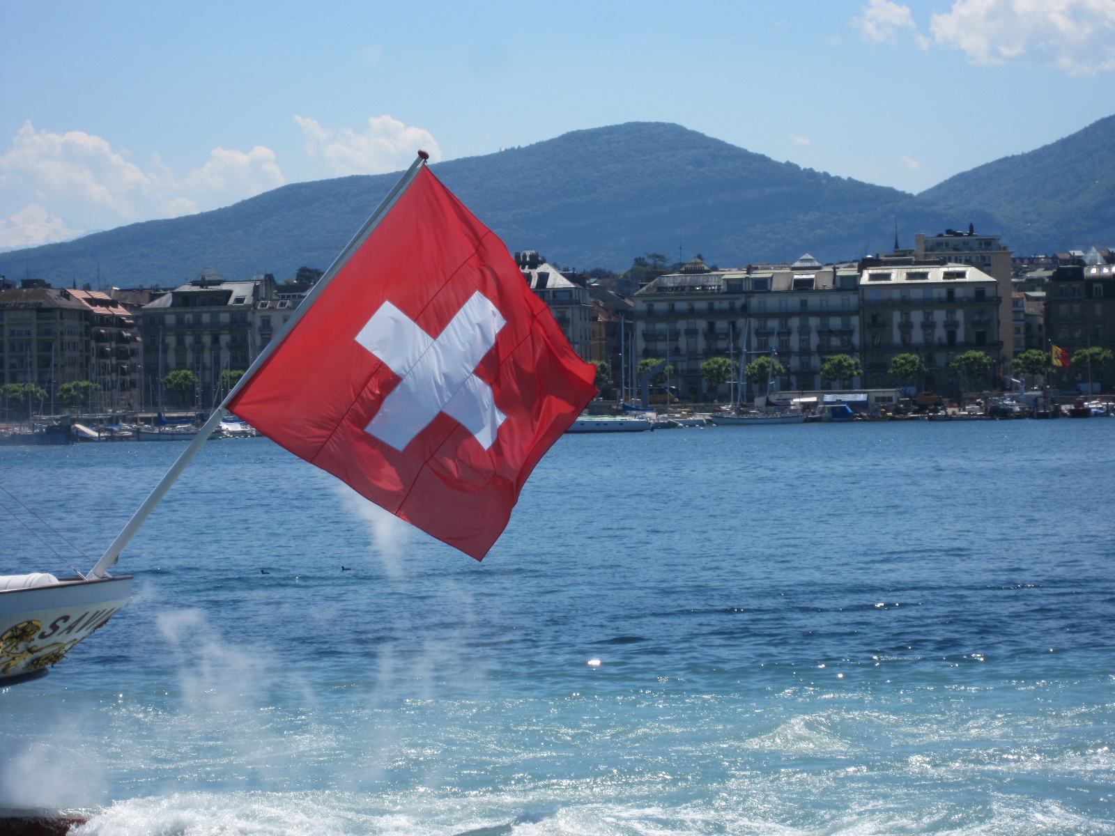 Έκπληξη από την κεντρική τράπεζα της Ελβετίας – Η πρώτη μείωση επιτοκίου σε εννέα χρόνια