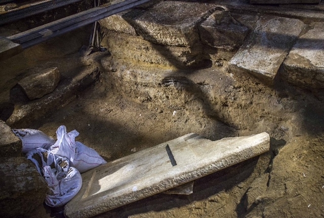 Δεύτερο μαρμάρινο θυρόφυλλο και όρυγμα «φανέρωσαν» οι ανασκαφές της Αμφίπολης