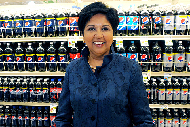 Αποχωρεί από το «τιμόνι» της PepsiCo η Indra Nooyi – Ποιος θα την αντικαταστήσει;