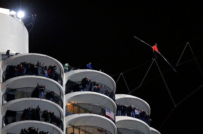 Ο Nik Wallenda «διασχίζει» το Σικάγο πάνω σε ένα σύρμα