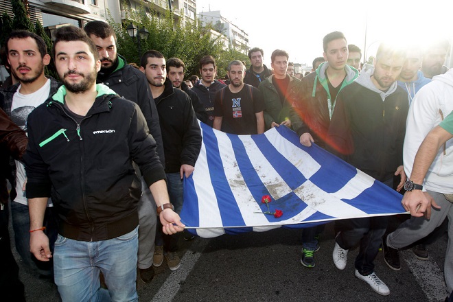 Σε εξέλιξη η πορεία από το Πολυτεχνείο προς την πρεσβεία των ΗΠΑ