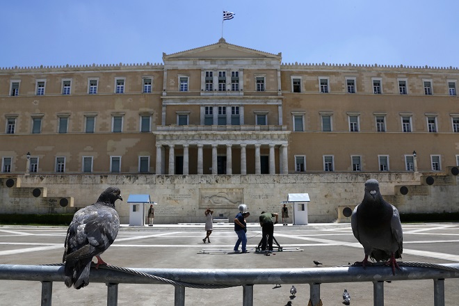 EΥ: Σε κρίσιμη καμπή η ελληνική οικονομία
