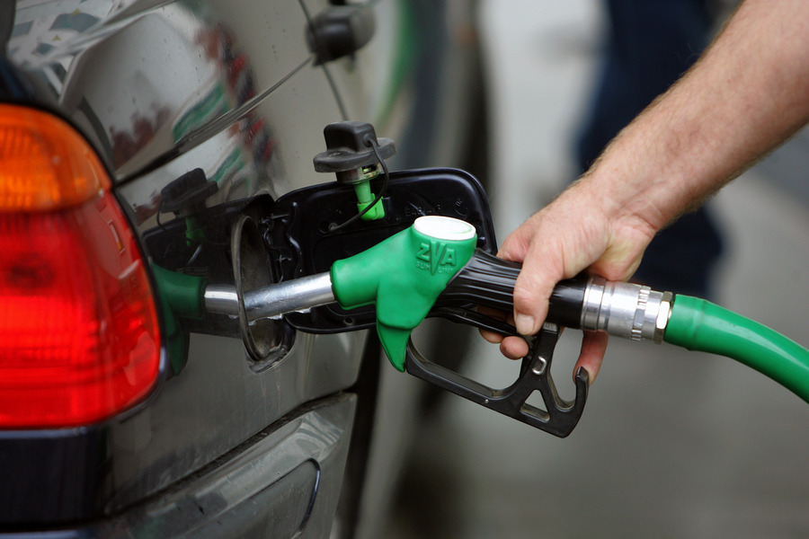 Η τιμή του πετρελαίου πέφτει αλλά η βενζίνη παραμένει στα ύψη