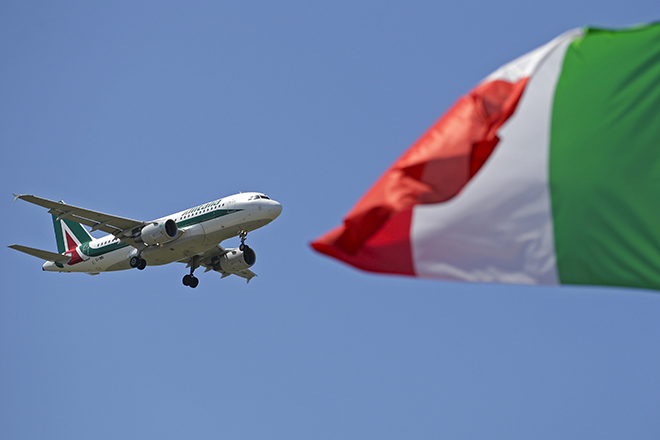 H Alitalia προχωρά σε αναδιάρθρωση με περικοπές και μειώσεις μισθών