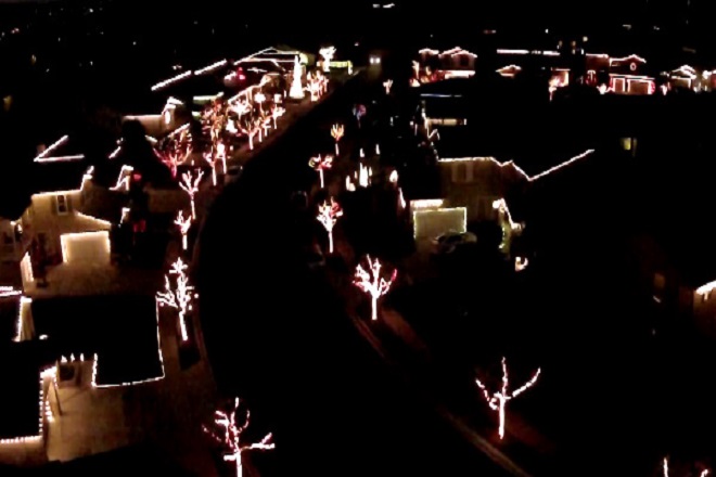 Μια ολόκληρη γειτονιά «χορεύει» στους ρυθμούς του «All I Want For Christmas»