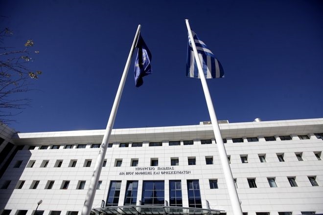 Ζημιές στο Υπουργείο Παιδείας από εισβολή κουκουλοφόρων