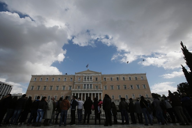 Θετικά αξιολογούν τους χειρισμούς της κυβέρνησης έξι στους δέκα Έλληνες