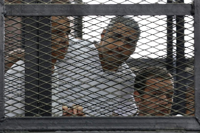 Νέα δίκη για τους τρεις φυλακισμένους δημοσιογράφους του Al Jazeera στην Αίγυπτο